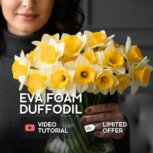 Könnte beinhalten: Ein Strauß gelber und weißer EVA-Schaum-Osterglocken in einer durchsichtigen Glasvase. Die Blumen haben leuchtend gelbe Zentren und weiße Blütenblätter. Der Text auf dem Bild lautet "EVA FOAM DUFFODIL" und "VIDEO TUTORIAL". Ein "50% OFF LIMITED OFFER"-Tag ist ebenfalls sichtbar.