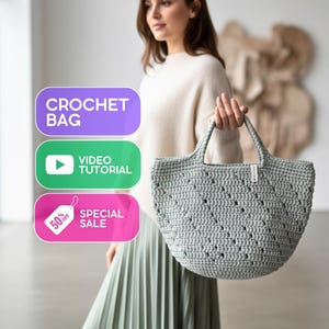 Könnte beinhalten: Eine hellgraue Häkeltasche mit rechteckiger Form und zwei Henkeln. Die Tasche hat ein strukturiertes Muster mit kleinen, gleichmäßig verteilten Löchern. Das Bild enthält auch den Text "CROCHET BAG", "VIDEO TUTORIAL" und "SPECIAL SALE 50% OFF".