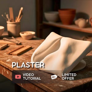Puede incluir: Una escultura de yeso blanco se encuentra sobre una mesa de madera, con la palabra "PLASTER" en texto blanco. La imagen también incluye un botón "VIDEO TUTORIAL" y una etiqueta "LIMITED OFFER" con una etiqueta de descuento del 50%. Herramientas de cerámica y otras piezas de cerámica están en el fondo.
