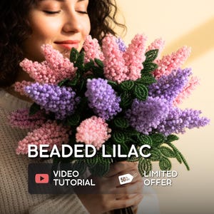 Könnte beinhalten: Ein Strauß aus perlenbesetzten Fliederblüten in Rosa und Lila, mit grünen Perlenblättern. Der Text "BEADED LILAC" ist zu sehen, zusammen mit einer Schaltfläche "VIDEO TUTORIAL" und einem "LIMITED OFFER"-Tag.