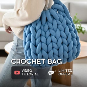 Könnte beinhalten: Eine große, hellblaue Häkeltasche mit einem dicken, strukturierten Gewebe. Die Tasche hat einen passenden Griff und wird vor einem neutralen Hintergrund gezeigt. Der Text "CROCHET BAG" ist auf dem Bild zu sehen, zusammen mit einer Schaltfläche "VIDEO TUTORIAL".