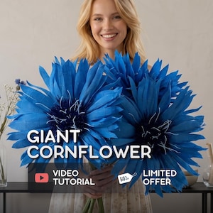 Könnte beinhalten: Zwei große, leuchtend blaue künstliche Kornblumen mit dunklen Mitten und langen grünen Stielen. Das Bild enthält den Text GIANT CORNFLOWER, VIDEO TUTORIAL und LIMITED OFFER mit einem 50% off Etikett in einer klaren und informativen Darstellung.