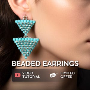 Op de afbeelding: Turquoise kralen oorbellen met zilveren accenten, in een geometrisch driehoekig ontwerp. De tekst "BEADED EARRINGS" wordt weergegeven, samen met een "VIDEO TUTORIAL" en "LIMITED OFFER" grafiek.
