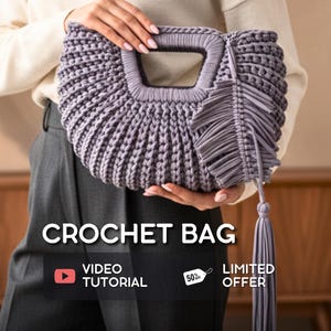 Peut inclure: Un sac en crochet lavande avec une poignée rectangulaire et un pompon. Le sac présente un design texturé et côtelé et un élément de frange décoratif. Le texte "CROCHET BAG" est affiché.