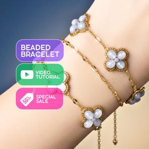Puede incluir: Dos pulseras de cuentas doradas con abalorios en forma de trébol y cadenas colgantes. Los abalorios presentan cuentas redondas de color azul claro. El texto de la imagen dice "BEADED BRACELET", "VIDEO TUTORIAL" y "SPECIAL SALE 50% OFF".