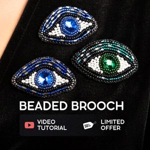 Könnte beinhalten: Drei Perlenbroschen in Augenform. Die Broschen haben blaue, grüne und weiße Perlen mit einem zentralen Edelstein. Die Broschen befinden sich auf einer schwarzen Oberfläche. Der Text "BEADED BROOCH" wird angezeigt.