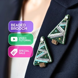 Könnte beinhalten: Zwei bestickte Weihnachtsbaum-Broschen mit grünen, weißen und blauen Perlen. Die Broschen sind dreieckig mit braunem Sockel und einem klaren Kristall an der Spitze. Auf dem Bild steht "Beaded Brooch", "Video Tutorial" und "Special Sale 50% Off".