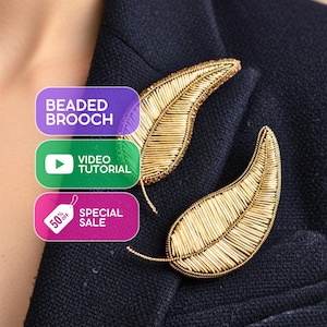 Op de afbeelding: Twee gouden, met kralen bezette bladbroches, vastgemaakt aan een marineblauwe blazer. De broches hebben gedetailleerd kralenwerk, met een veervormig ontwerp. De afbeelding bevat tekst: "Beaded Brooch", "Video Tutorial", en "Special Sale 50% Off".
