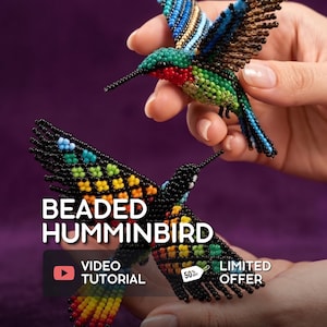 Puede incluir: Dos esculturas de colibríes con cuentas en vuelo, mostrando colores vibrantes. Una se sostiene en una mano, la otra se coloca debajo. Se muestra el texto "BEADED HUMMINGBIRD", junto con "VIDEO TUTORIAL" y "LIMITED OFFER".