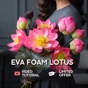 Peut inclure: Un bouquet de fleurs de lotus roses en mousse EVA avec des centres jaunes et des feuilles vertes. L'image comprend le texte "EVA FOAM LOTUS", "VIDEO TUTORIAL" et "LIMITED OFFER".