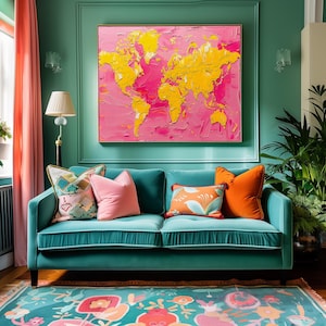 Eklektisches Maximalist Weltkarten Poster in Pink und Gelb - Acrylgemalte Wandkunst