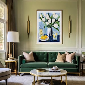 Puede incluir: Un sal&oacute;n elegante con un sof&aacute; de terciopelo verde y una mesa de centro con tapa de m&aacute;rmol. Una pintura enmarcada de tulipanes blancos y limones. La habitaci&oacute;n est&aacute; decorada con apliques dorados y una l&aacute;mpara de pie, creando un ambiente sofisticado.