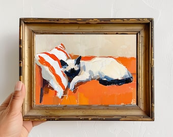 オレンジ色のソファに描かれたシャム猫の油絵、大胆な抽象画の猫の壁