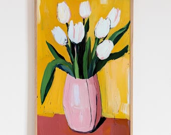 Impresión artística de tulipanes blancos en jarrón rosa, bodegón minimalista audaz, arte mural primaveral con fondo amarillo, regalo de pintura floral impresionista