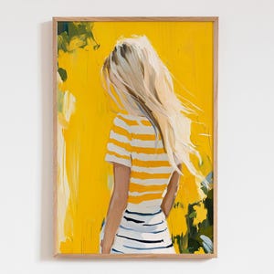 Puede incluir: Impresión artística enmarcada que muestra a una persona con cabello rubio largo, vista de espaldas. La persona lleva una camiseta a rayas amarillas y blancas y una falda blanca con rayas azules, sobre un fondo amarillo.