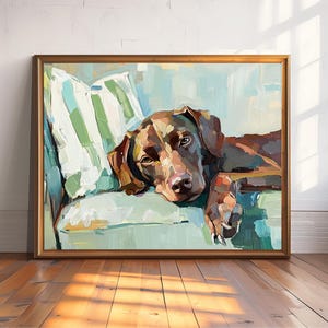 Peut inclure: Peinture encadrée d'un chien marron se reposant sur un canapé turquoise avec un coussin rayé. La tête du chien repose sur ses pattes. L'œuvre est réalisée dans un style impressionniste texturé.