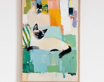 Può includere: Un dipinto incorniciato raffigurante un gatto siamese con punte marrone scuro che riposa su un divano azzurro. Lo sfondo è composto da blocchi astratti di vernice gialla, bianca e verde. L'opera è racchiusa in una cornice di legno chiaro.