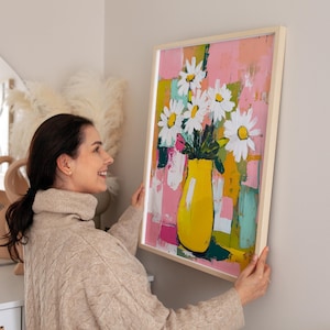 Impresión artística de margaritas llamativas, pintura floral acrílica en jarrón amarillo, arte mural rosa, póster floral minimalista, regalo de decoración moderna para el hogar.