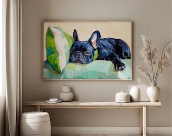 Puede incluir: Pintura enmarcada de un bulldog francés negro descansando sobre un cojín verde y blanco. El perro está pintado con tonos azul oscuro y negro, y el cojín tiene un aspecto texturizado. La obra de arte se exhibe sobre un banco de madera.