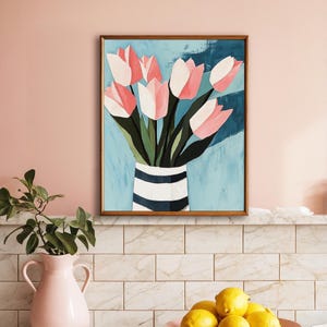 Lámina de tulipanes rosas, estilo gouache naif escandinavo, póster floral con jarrón a rayas, decoración minimalista en tonos pastel para el hogar.