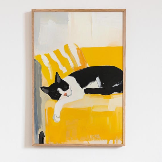 けい様　お取り置き中　自作絵画　黄色いソファ　猫とネズミの絵　買い物帰り 黄色いソファで眠る抽象的な白黒猫の絵画、ミニマリストな猫のアート