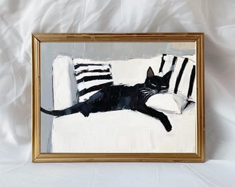Peut inclure: Une peinture à l'huile encadrée représentant un chat noir allongé sur un canapé blanc avec des coussins à rayures noires et blanches. Le chat est positionné horizontalement, la tête posée sur un petit oreiller blanc. Cadre doré.