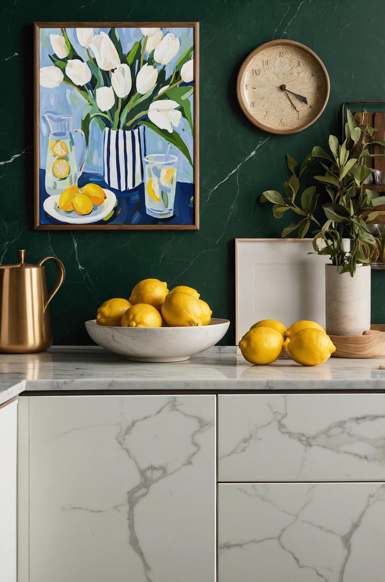Puede incluir: Naturaleza muerta con una pintura de tulipanes blancos, limones y limonada. Un cuenco de limones sobre una encimera de m&aacute;rmol, con una jarra dorada y un reloj de madera al fondo. La escena evoca una est&eacute;tica fresca y luminosa.