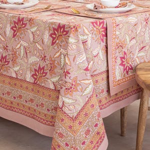 Handgeblokt bedrukt tafelkleed met bloemen: lichtrood Indiaas katoenen tafellinnen