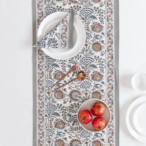 Bordlöpare med gråblått blommönster 14x90 | Handtryckt bomullsmönster med Jaipuri-motiv | Modern botanisk bordsdekoration för middagar och fester
