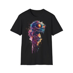 Könnte beinhalten: Schwarzes T-Shirt mit einem bunten, abstrakten Totenkopf-Motiv. Der Totenkopf hat leuchtende rote Augen und einen tropfenden Farbeffekt.