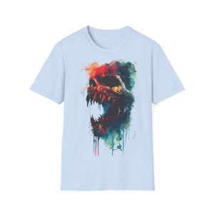 Könnte beinhalten: Hellblaues T-Shirt mit einem Aquarell-Schädel-Motiv in Rot-, Orange-, Grün- und Blautönen.