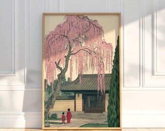 Pode incluir: Uma impressão artística emoldurada apresentando uma grande cerejeira chorona com flores cor-de-rosa sobre um edifício tradicional com telhado de telhas. Duas figuras em roupas vermelhas estão num caminho de pedra perto de uma árvore verde.