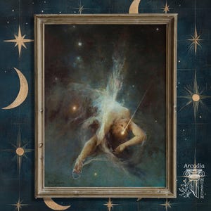 Könnte beinhalten: Gerahmtes Gemälde, das eine himmlische Figur inmitten einer sternenklaren Nacht darstellt. Das Kunstwerk zeigt eine nackte Figur mit einem leuchtenden Licht, das von ihrem Auge ausgeht, vor einem dunkelblauen und teal-farbenen Hintergrund. Der Rahmen ist hellbraun.