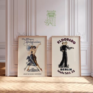 Op de afbeelding: Twee ingelijste posters in vintage stijl. De linker poster toont twee dansende figuren met de tekst 'Die Klugen Jungfrauen' en 'Ein Sittenbild aus Berlin W'. De rechter poster toont twee dansende figuren met de tekst 'Eldorado Berlin Motz Str. 15'.