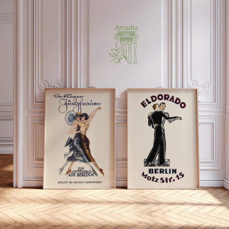 Op de afbeelding: Twee ingelijste posters in vintage stijl. De linker poster toont twee dansende figuren met de tekst 'Die Klugen Jungfrauen' en 'Ein Sittenbild aus Berlin W'. De rechter poster toont twee dansende figuren met de tekst 'Eldorado Berlin Motz Str. 15'.
