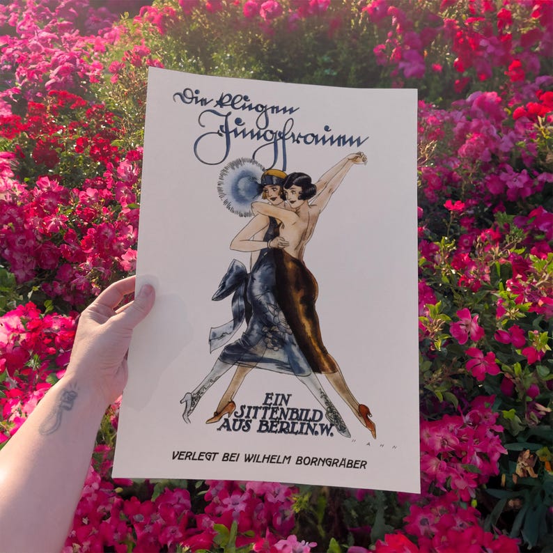 Op de afbeelding: Een rechthoekige poster met een vintage illustratie van twee dansende figuren, met de tekst "Die klingen Jungfrauen", "EIN SITTENBILD AUS BERLIN.W." en "VERLEGT BEI WILHELM BORNGR&Auml;BER" in zwarte inkt op een witte achtergrond.