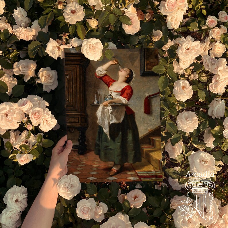 Puede incluir: Una impresi&oacute;n art&iacute;stica rectangular que muestra la pintura de una persona con corpi&ntilde;o rojo y falda verde oscuro sosteniendo una bandeja y bebiendo de un vaso, rodeada por un borde denso de rosas blancas con hojas verdes y el texto Arcadia Museum.