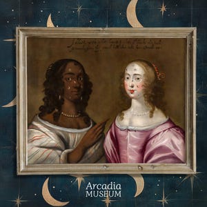 Peut inclure: Peinture ancienne encadrée représentant deux femmes en costume d'époque. L'une a la peau foncée, l'autre claire. Elles portent des perles et des grains de beauté. Le tableau a du texte en haut et le logo Arcadia Museum en bas, sur fond étoilé.