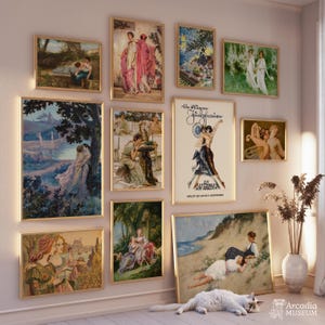 Op de afbeelding: Een galerijmuur met elf ingelijste kunstprints met diverse klassieke en figuratieve schilderijen. De collectie bevat sc&egrave;nes van mensen in landschappen, een vintage poster met tekst en een witte kat die op de vloer onder de lijsten rust.
