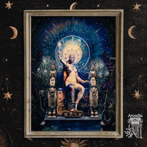 Op de afbeelding: Een ingelijst kunstwerk met een naakte figuur op een troon, omringd door hemelse en bloemmotieven. Het kleurenpalet wordt gedomineerd door blauw en goud, met ingewikkelde details en een mystiek thema. Het kunstwerk is ingelijst.