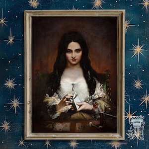 Puede incluir: Pintura enmarcada de una mujer con largo cabello negro, vestida con un vestido blanco, sosteniendo naipes. La pintura tiene un fondo oscuro y está colocada sobre un fondo azul con diseños de estrellas. El logotipo del Museo Arcadia está en la esquina inferior derecha.
