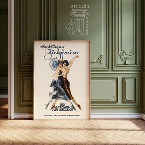 Op de afbeelding: Een rechthoekige poster met een vintage illustratie van twee dansende figuren. De tekst luidt Die Klugen Jungfrauen, Ein Sittenbild aus Berlin W en Verlegt bei Wilhelm Borngr&auml;ber. De figuren dragen donkere jurken en hakken.