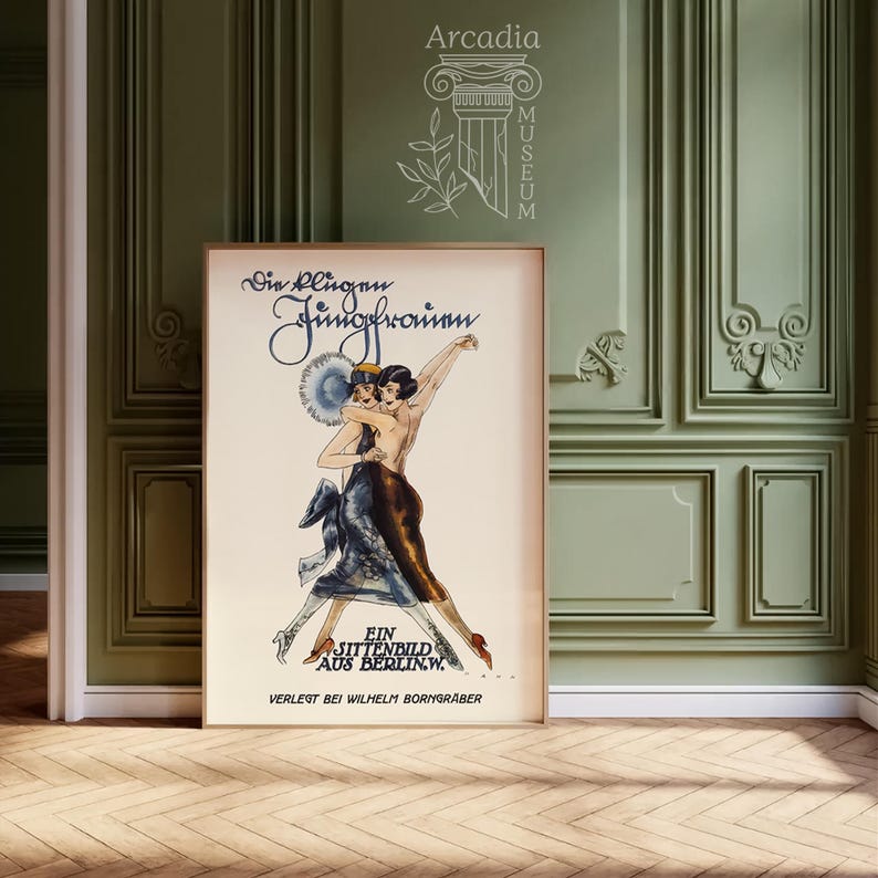 Op de afbeelding: Een rechthoekige poster met een vintage illustratie van twee dansende figuren. De tekst luidt Die Klugen Jungfrauen, Ein Sittenbild aus Berlin W en Verlegt bei Wilhelm Borngr&auml;ber. De figuren dragen donkere jurken en hakken.