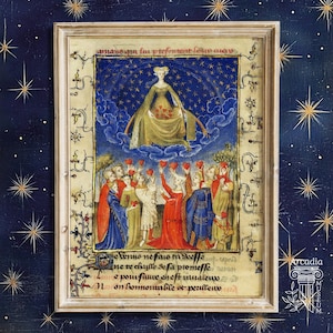 Peut inclure: Une œuvre d'art encadrée, issue d'un manuscrit médiéval enluminé. Elle représente une femme en robe dorée au-dessus d'un groupe de personnes tenant des cœurs rouges. Le fond est bleu avec des étoiles dorées. Le cadre est en bois clair.