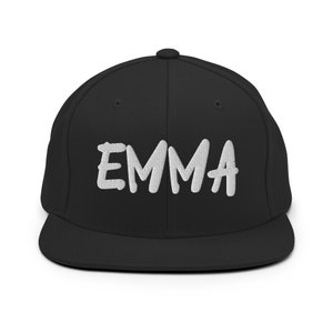 Könnte beinhalten: Schwarze und weiße Baseballkappe mit dem Namen "EMMA" in weiß auf der Vorderseite gestickt.