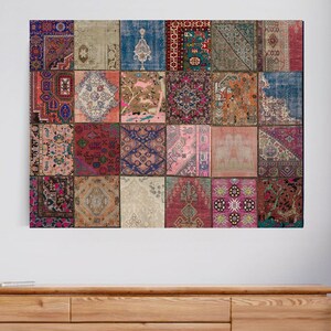 Könnte beinhalten: Ein Patchwork-Deckenbild aus verschiedenen bunten Vintage-Teppichen. Die Decke besteht aus Quadraten unterschiedlicher Größe und Farbe mit komplizierten Mustern und Designs. Die Decke ist ein lebendiges und vielseitiges Kunstwerk.
