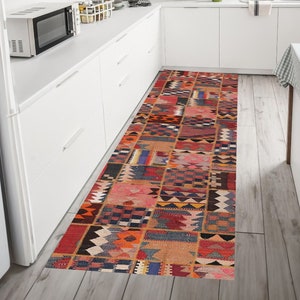 Könnte beinhalten: Ein bunter, gemusterter Läufer mit Patchwork-Design in Rot-, Orange-, Blau- und Brauntönen. Der Läufer liegt in einer Küche mit weißen Schränken und einer Mikrowelle.