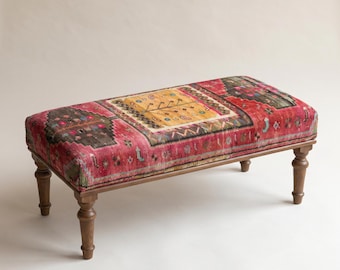 Mattklädd bänk, Vintage matta med svarvade träben, Boho hallbänk för vardagsrum, Sovrumsbänk