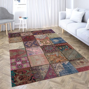 Könnte beinhalten: Ein bunter Patchwork-Teppich mit verschiedenen Mustern und Farben, darunter Rot, Blau, Grün und Braun. Der Teppich besteht aus vielen verschiedenen Quadraten, die jeweils ein eigenes einzigartiges Design haben.