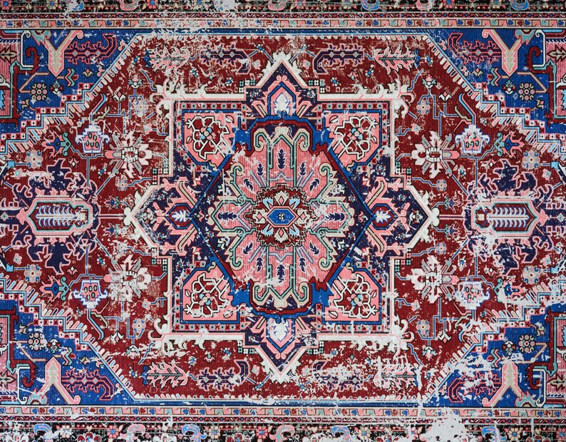 K&ouml;nnte beinhalten: Ein Vintage-Teppich mit einem verblassten geometrischen Muster in Rot, Blau und Rosa. Der Teppich hat einen abgenutzten und verwitterten Look mit Bereichen, die verblasst und abgenutzt sind.